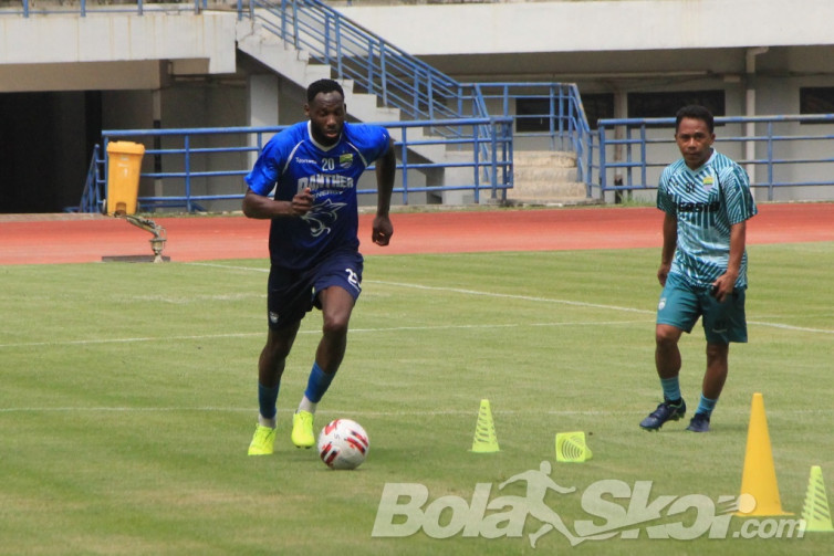 Pelatih Persib Bandung Yakin Geoffrey Castillion Bebas Virus Corona Usai Kembali dari Belanda