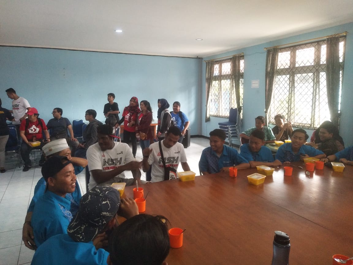 Lolos ke Semifinal, NSH Jakarta Berbagi Kebahagiaan dengan Anak Jalanan dan Yatim Piatu