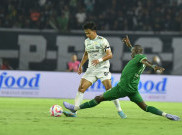 Hasil Liga 1 2024/2025: Persebaya Bantai Persib 4-1 di GBT, Dewa United FC Raih Tiga Poin Penting atas Persik