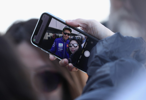 Valentino Rossi Melayani Fan Foto Bersama