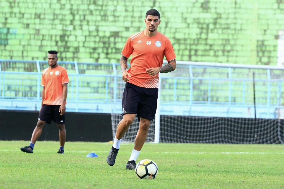 Siasat Milan Petrovic Atasi Krisis Pemain Belakang Jelang Lawan Persib