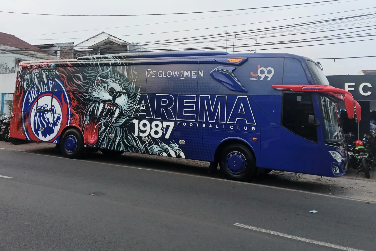 Arema FC Terima Bus yang Dihibahkan Gilang Widya Pramana