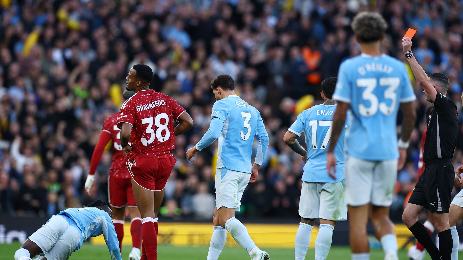 Ryan Gravenberch diganjar kartu merah. (Foto: Laman Resmi Premier League)