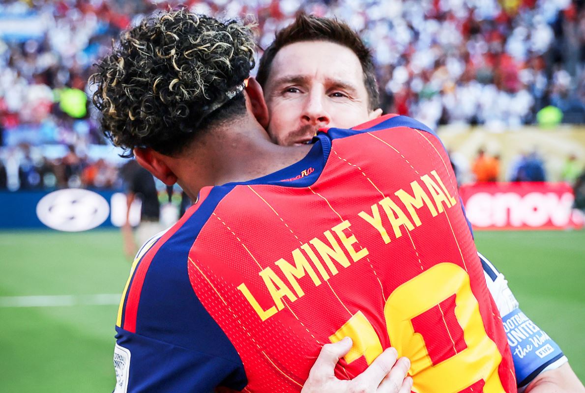 Pesan Tersirat di Balik Momen Pelukan Lamine Yamal kepada Lionel Messi