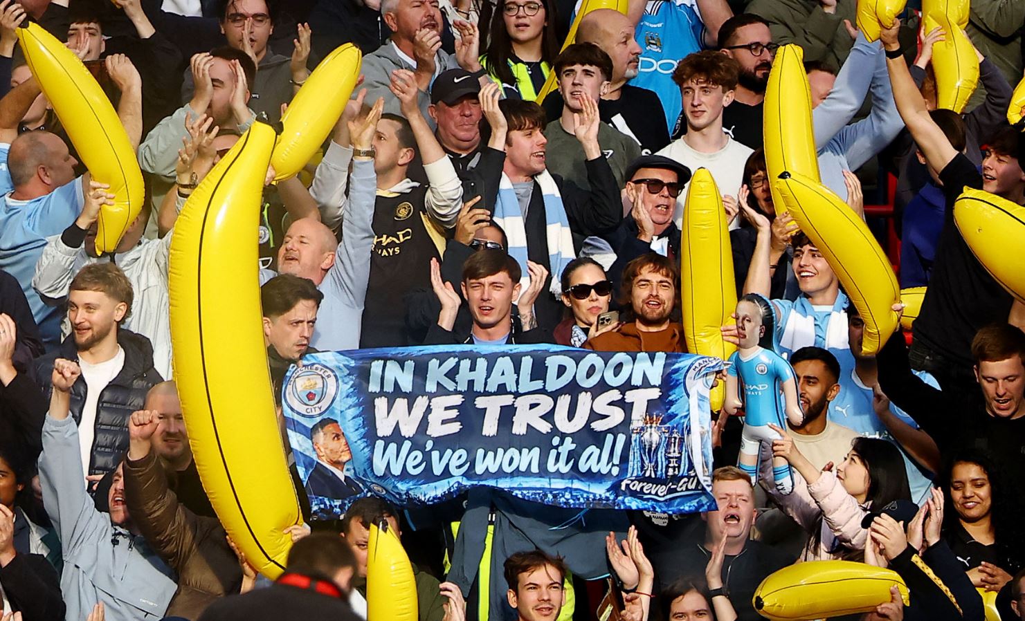 Alasan Mengapa Fans Manchester City Membawa Balon Pisang di Anfield
