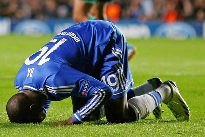 Ketika Demba Ba Semringah Mendengar Suara Azan di Indonesia