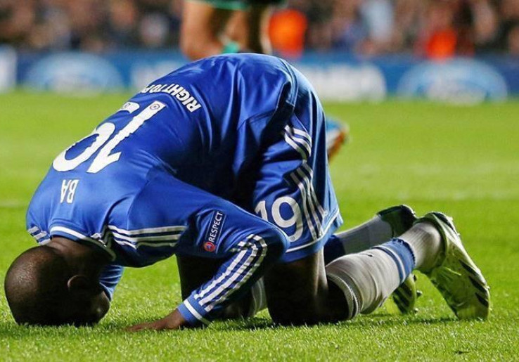 Ketika Demba Ba Semringah Mendengar Suara Azan di Indonesia