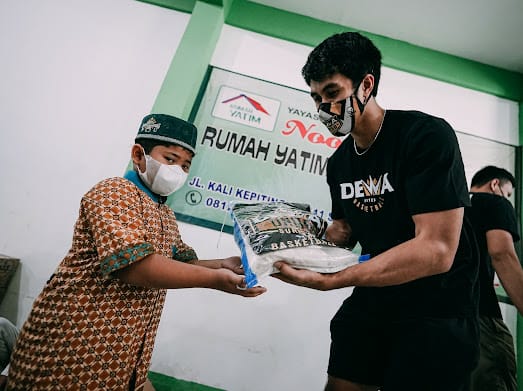 Dewa United Berbagi kepada 'Arek Suroboyo' di Masa Pandemi