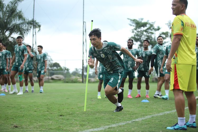 Wahyudi Hamisi Disanksi Komdis PSSI Usai Tendang Kepala Bruno Moreira