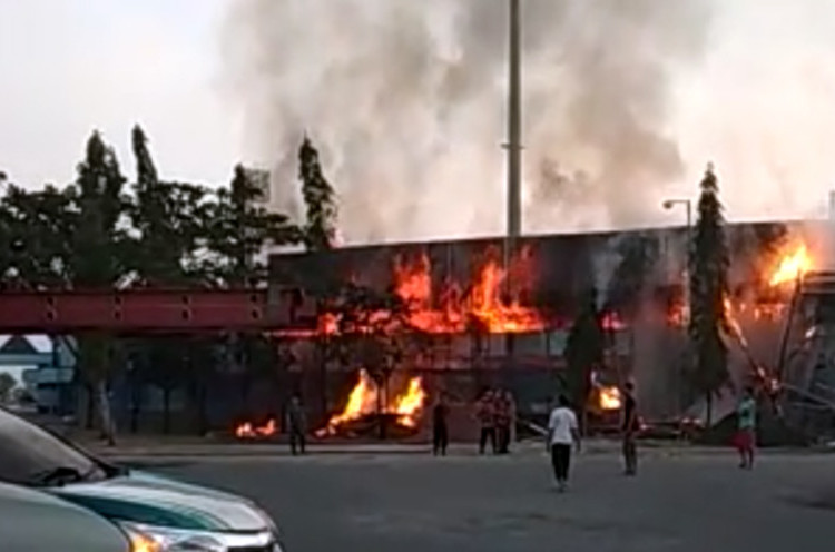Markas Persela, Stadion Surajaya Terbakar Jumat Pagi