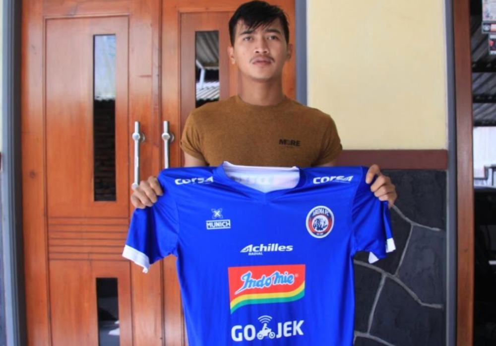 Jayus Hariono Lelang Jersey Bersejarahnya demi Atasi Covid-19