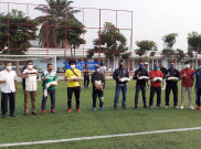 Gede Widiade Beri Bantuan untuk Wasit hingga Legenda Sepak Bola Indonesia