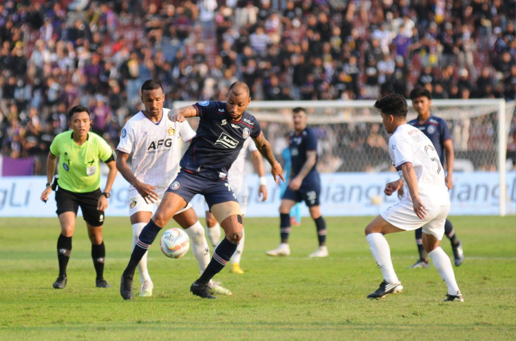 Krisis Posisi Bek Jadi Faktor Kekalahan Telak Arema FC di Kandang Persik Kediri