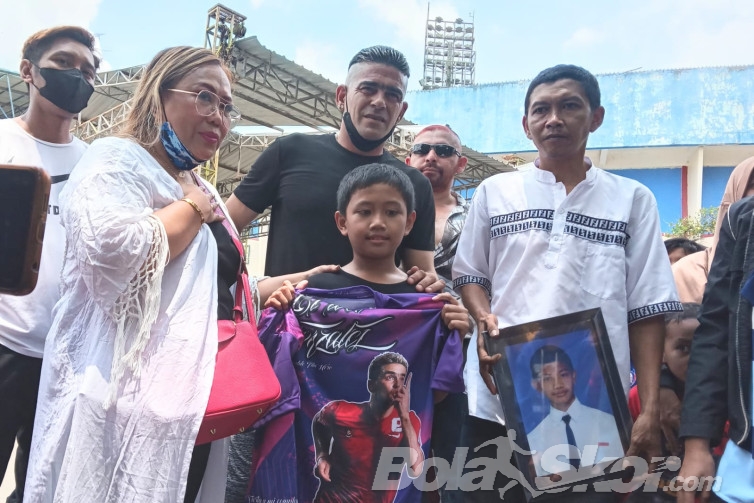 Cristian Gonzales Datangi Stadion Kanjuruhan dengan Penuh Haru