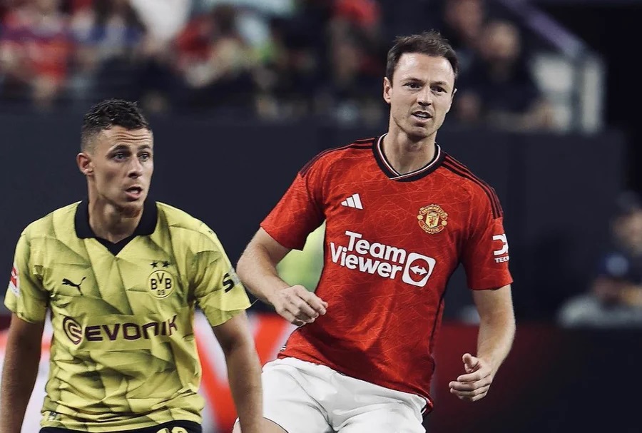 Melihat Peluang Manchester United Permanenkan Jonny Evans