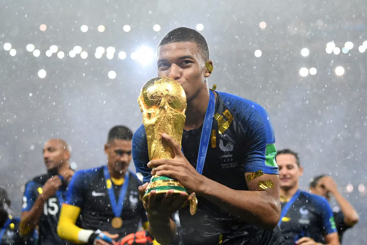 Kylian Mbappe mencium trofi Piala Dunia 2018 yang diraihnya bersama Prancis. (FIFA)