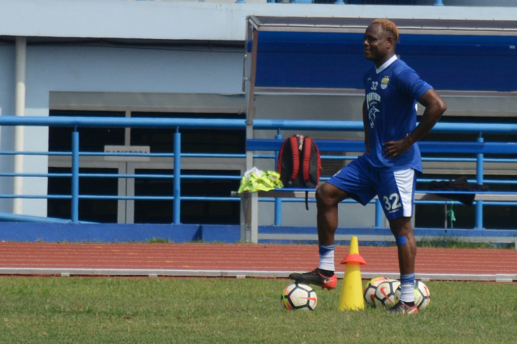 Bek Persib Bandung Victor Igbonefo Akan Balik ke Thailand, PTT Rayong Tujuan?