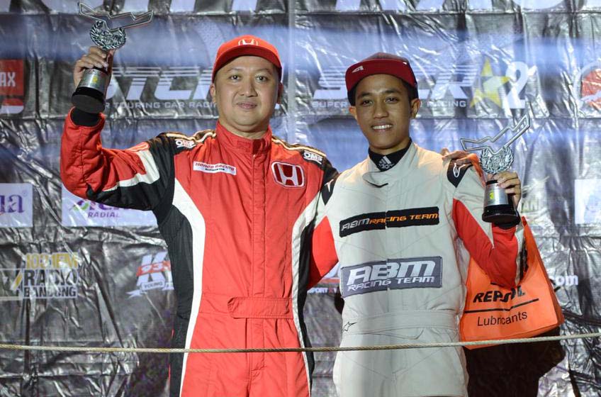 Momen Emosional, Alvin Bahar Naik Podium bersama Putranya dan Disaksikan Ibunda