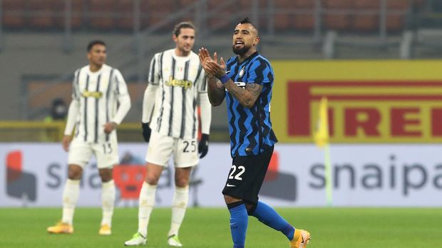 Tertangkap Kamera Cium Logo Juventus, Arturo Vidal Coba Mengelak