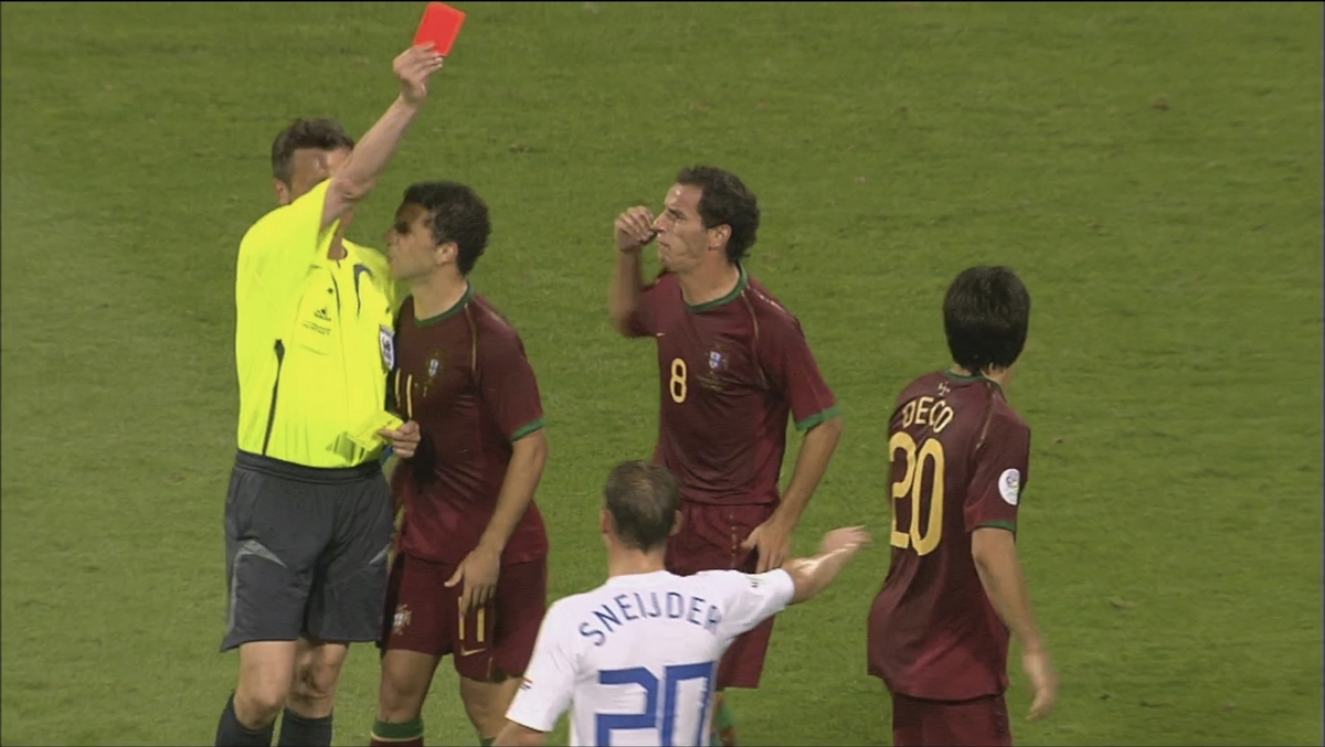 Deco diganjar kartu merah saat Portugal menghadapi Belanda di babak 16 besar Piala Dunia 2006. (FIFA)
