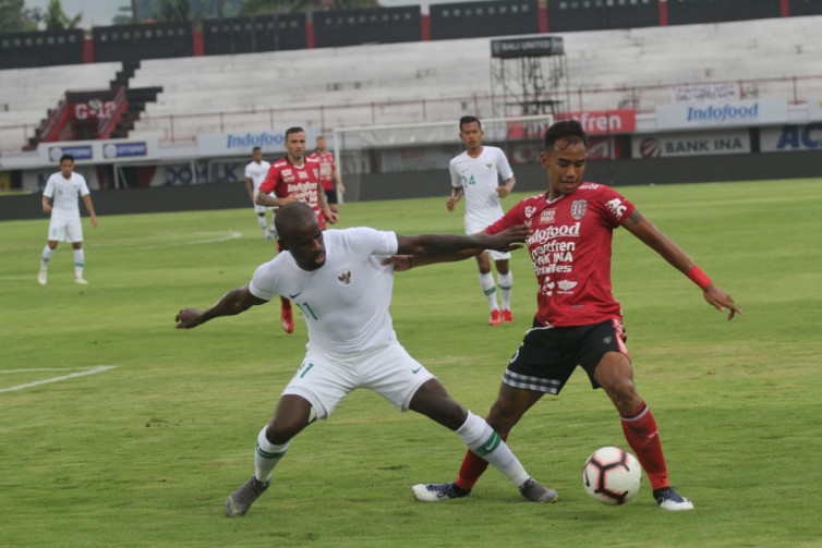 Greg Nwokolo Nilai Bepe dan Boaz Solossa Belum Tergantikan