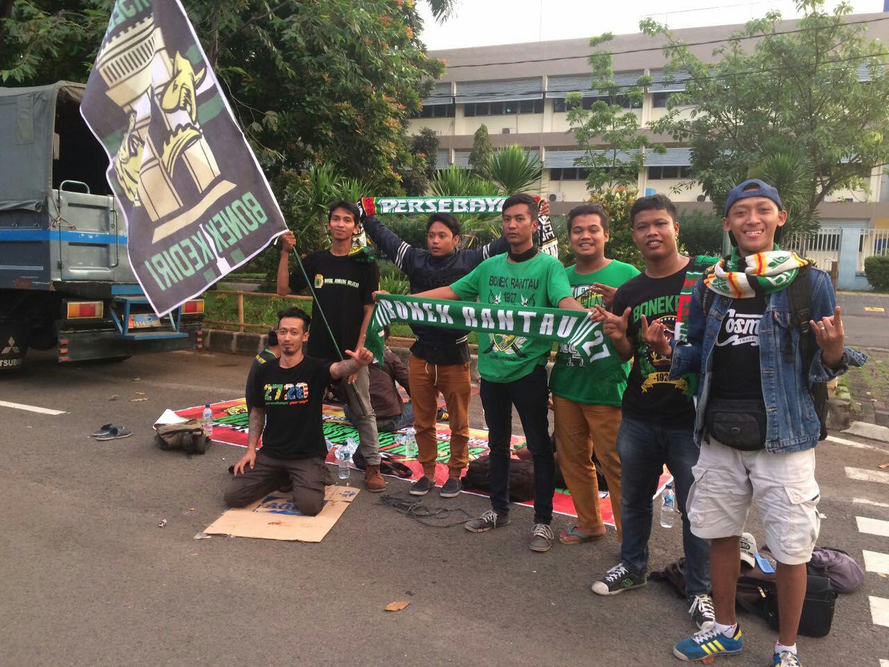 Ratusan Bonek Dipulangkan Dengan Kawalan Brimob