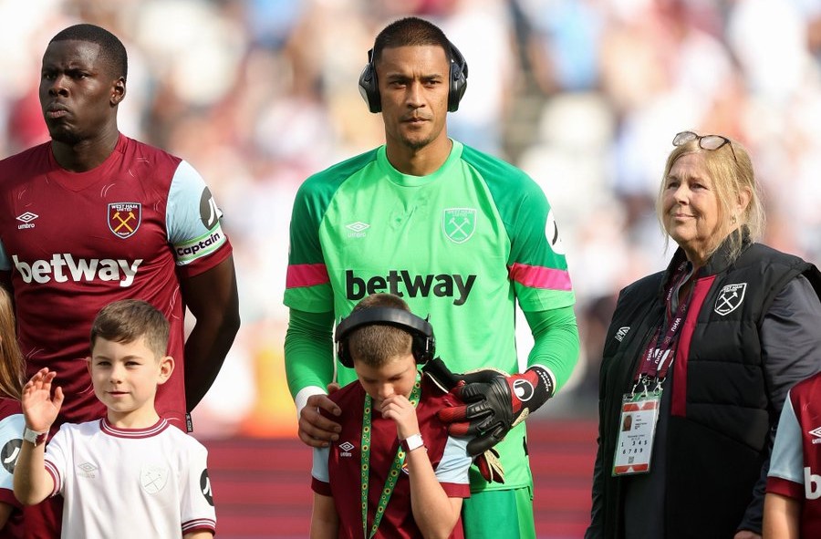 Maksud Mulia di Balik Aksi Kiper West Ham Gunakan Headphone Sebelum Pertandingan