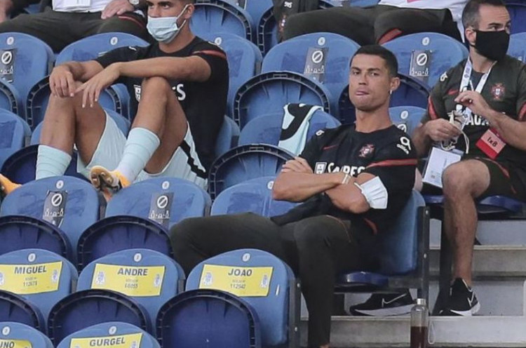 Tak Kebal Aturan, Cristiano Ronaldo Ditegur karena Tak Kenakan Masker