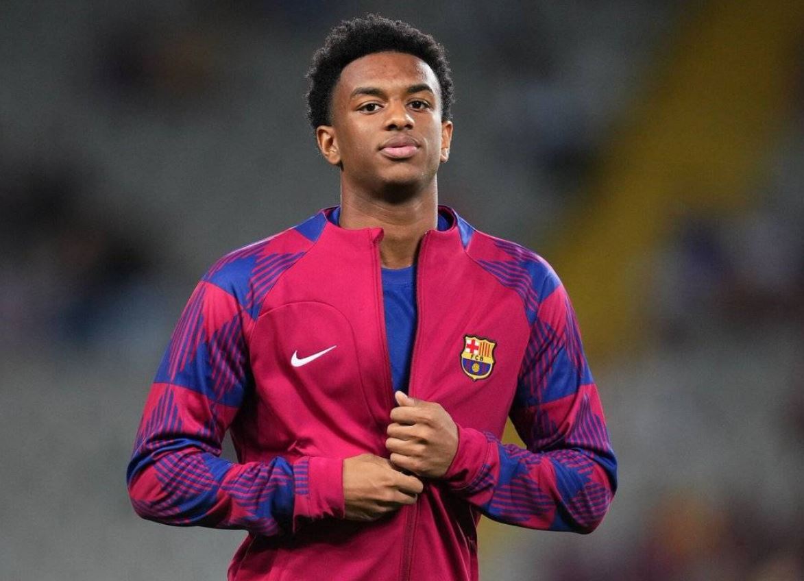 Jika Gagal Rekrut Lewis Hall, Manchester United Alihkan Fokus ke Full-back Barcelona