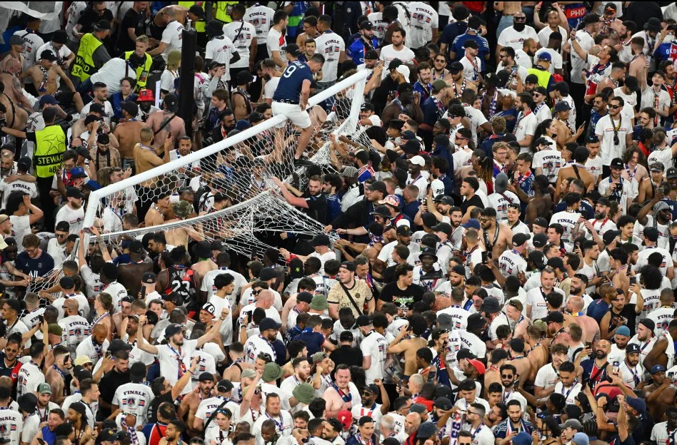 Ribuan Suporter PSG Serbu Lapangan, Jaring Gawang dan Rumput Allianz Arena Jadi Suvenir