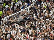Ribuan Suporter PSG Serbu Lapangan, Jaring Gawang dan Rumput Allianz Arena Jadi Suvenir