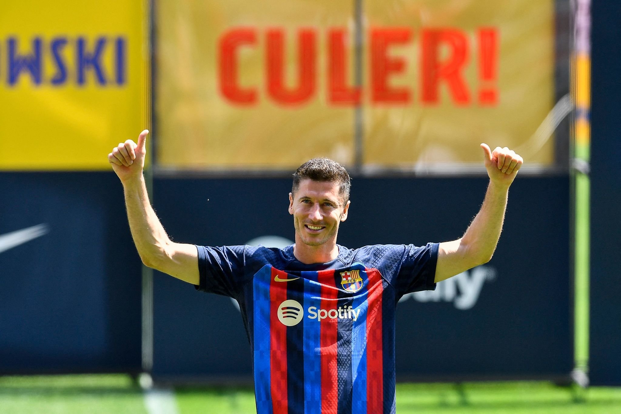 Diperkenalkan Barcelona, Robert Lewandowski Rebut Nomor Punggung Memphis Depay