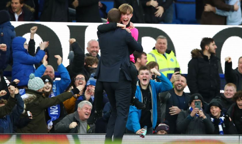 Everton 3-1 Chelsea, Efek Instan Duncan Ferguson hingga Pelukan ke Ball Boy