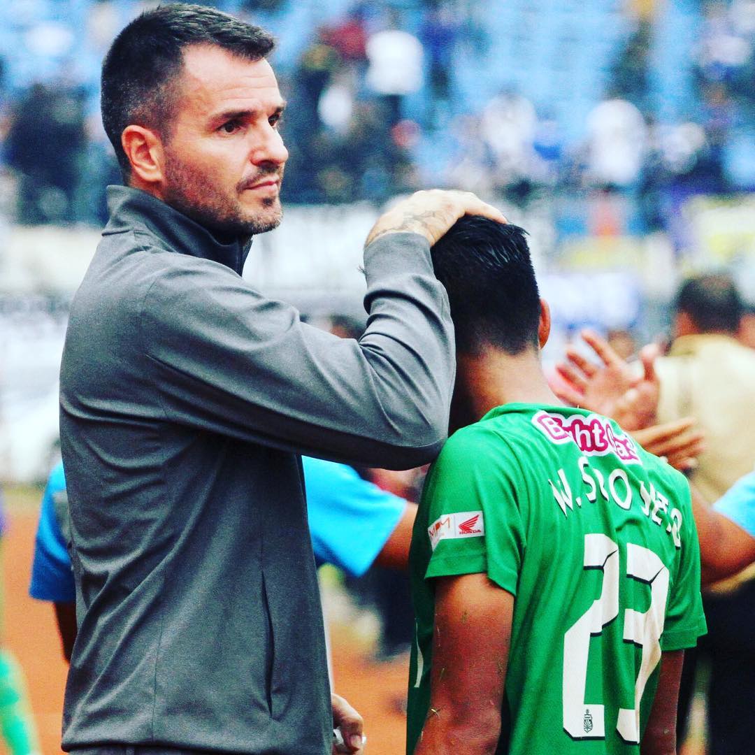 Bhayangkara FC Ditekuk Persib Bandung, Simon McMenemy Frustrasi