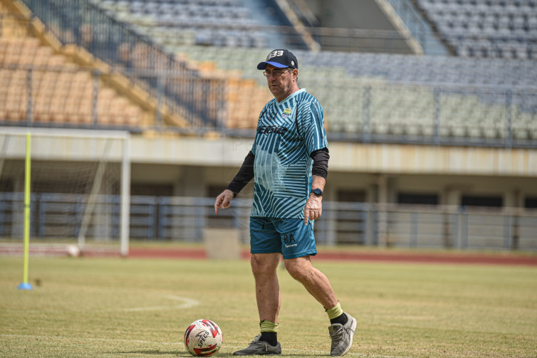 Robert Alberts Mulai Mengurangi Program Latihan Skuat Persib Bandung