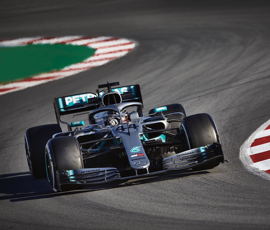 Mercedes Terpuruk, Lewis Hamilton Akui Masih Adaptasi dengan Mobil Baru