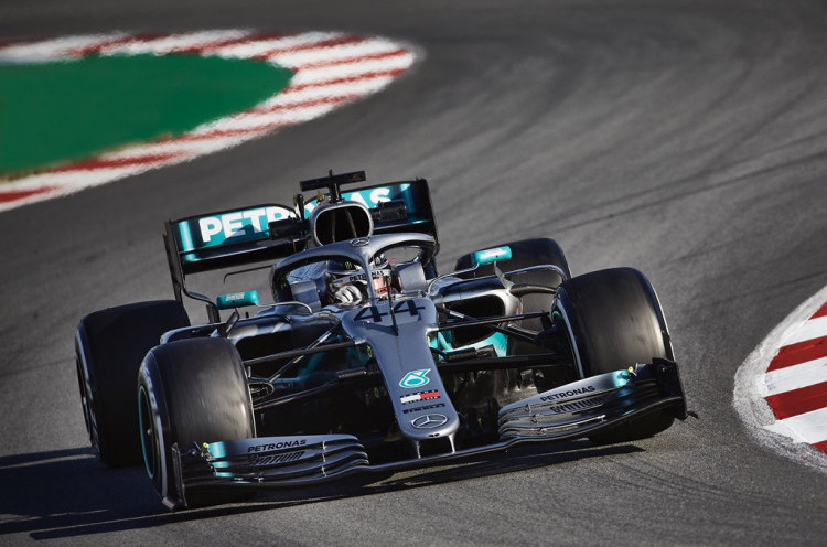 Mercedes Terpuruk, Lewis Hamilton Akui Masih Adaptasi dengan Mobil Baru 