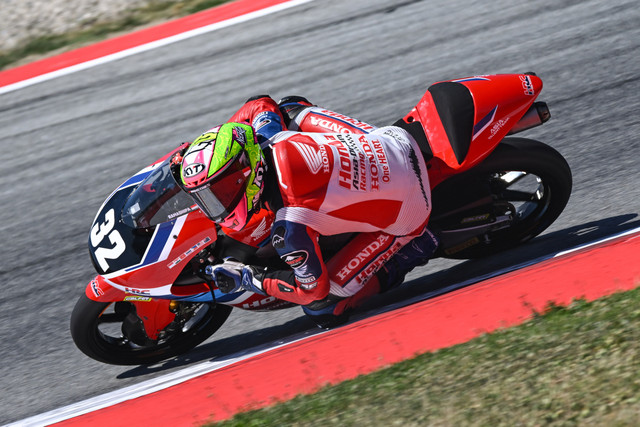 Aksi pembalap muda Indonesia, Kiandra Ramadhipa di lintasan. (Astra Honda Racing Team)