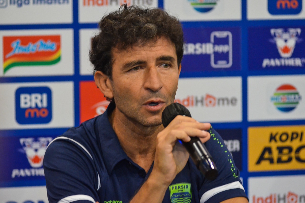 Luis Milla Pertanyakan Kartu Merah Nick Kuipers saat Persib Kalahkan Madura United