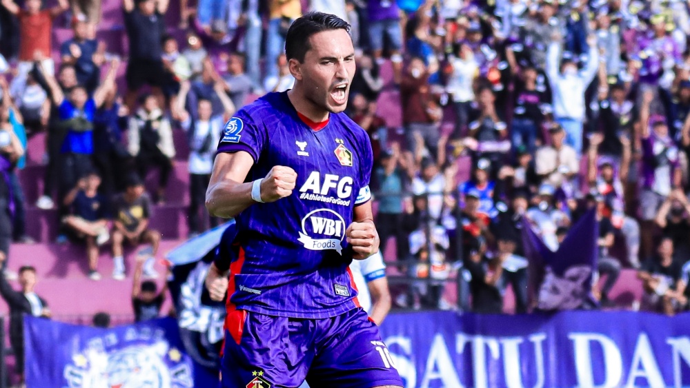 Dirumorkan ke Persija Jakarta, Ezra Walian Pilih Fokus Bantu Persik Kediri