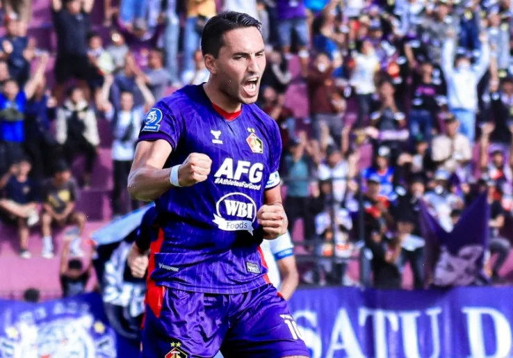 Dirumorkan ke Persija Jakarta, Ezra Walian Pilih Fokus Bantu Persik Kediri