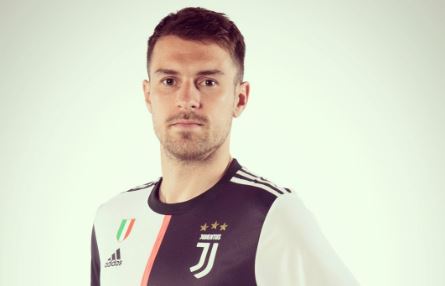 Aaron Ramsey Pamer Foto dengan Jersey Juventus