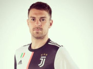 Aaron Ramsey Pamer Foto dengan Jersey Juventus