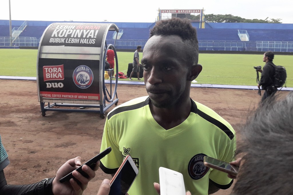 Gabung Arema FC, Riky Kayame Enggan Pikirkan Rivalitas dengan Persebaya