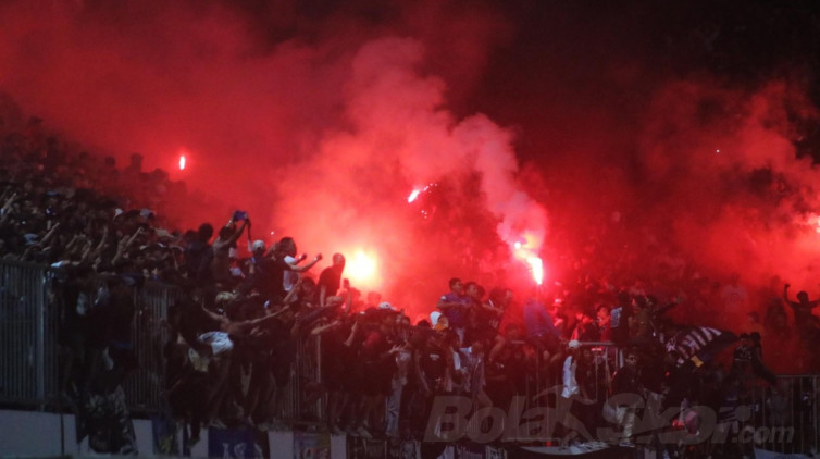 Ada Flare di Laga PSS Vs Persib, Luis Milla: Membahayakan Kesehatan dan Jiwa