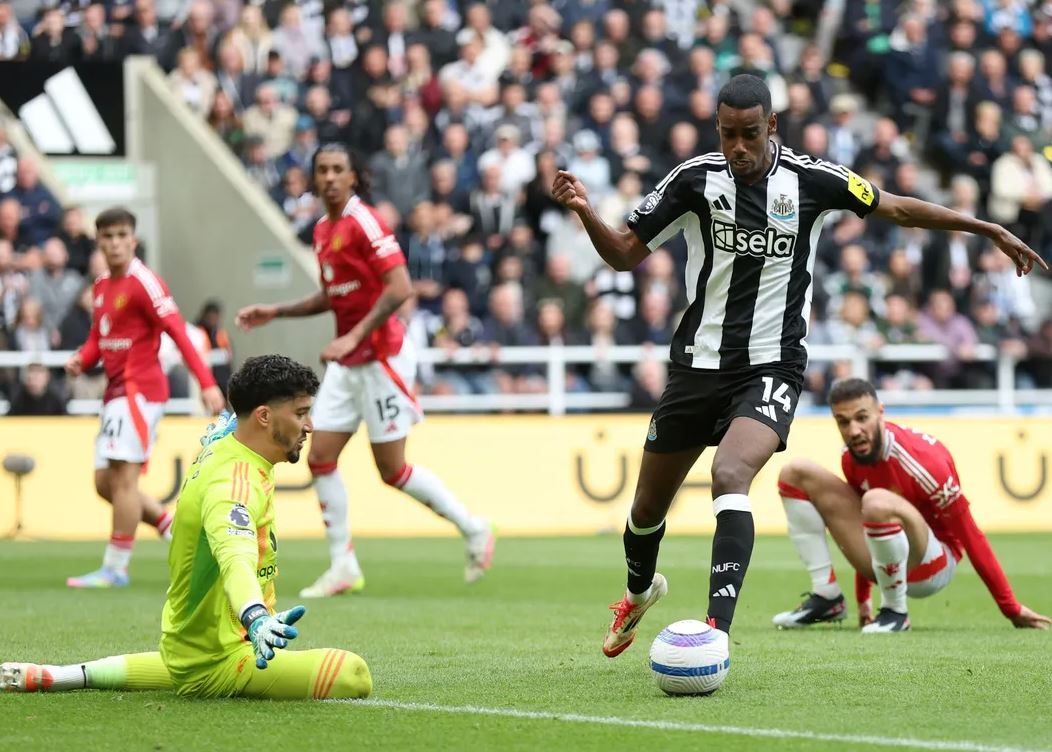 Newcastle United 4-1 Manchester United, Red Devils Kian Terpuruk di Premier League