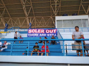 Spanduk Soler Out Warnai Sesi Latihan Persib Bandung