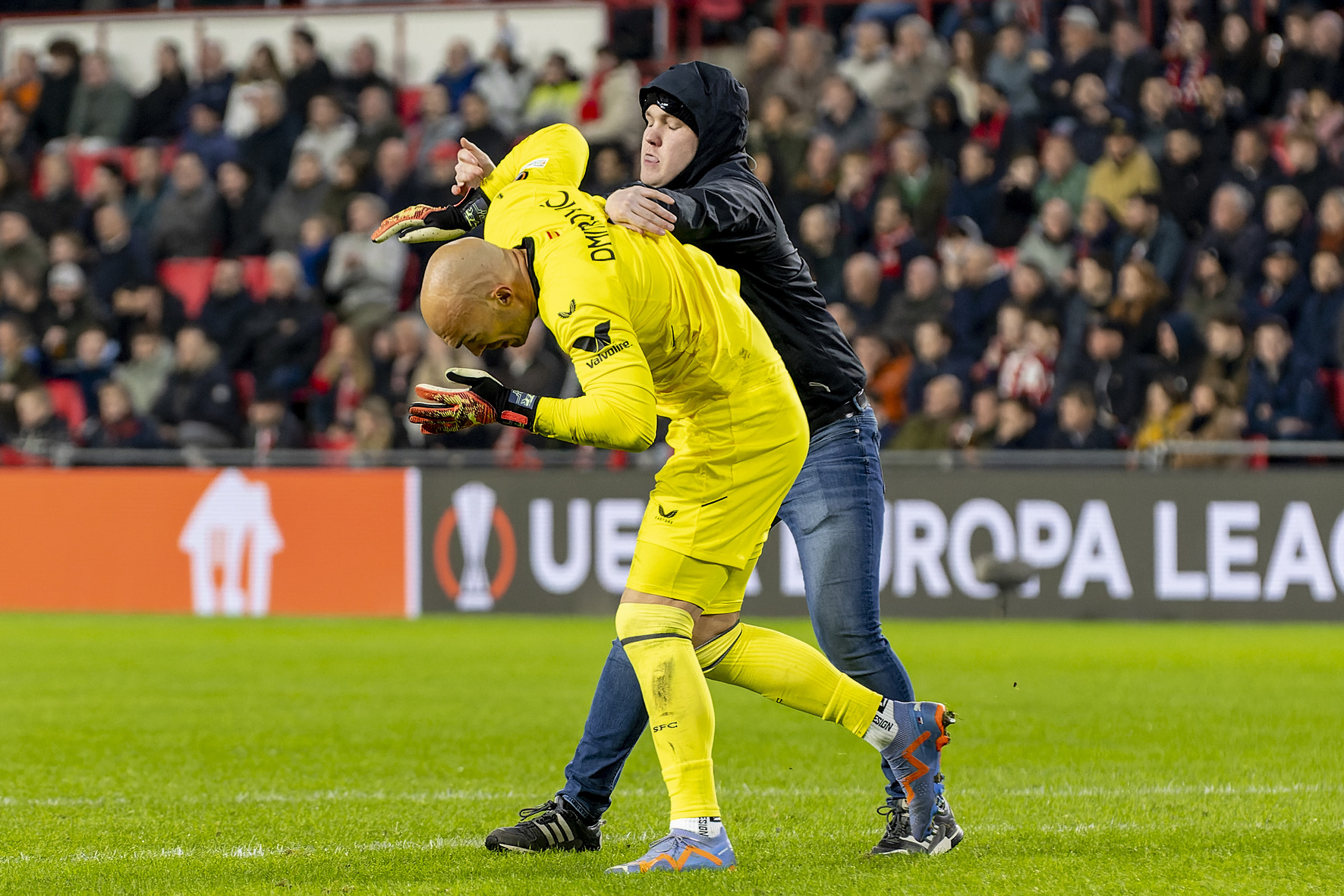 Liga Europa: Reaksi Kiper Sevilla Usai Dipukul Suporter PSV Eindhoven