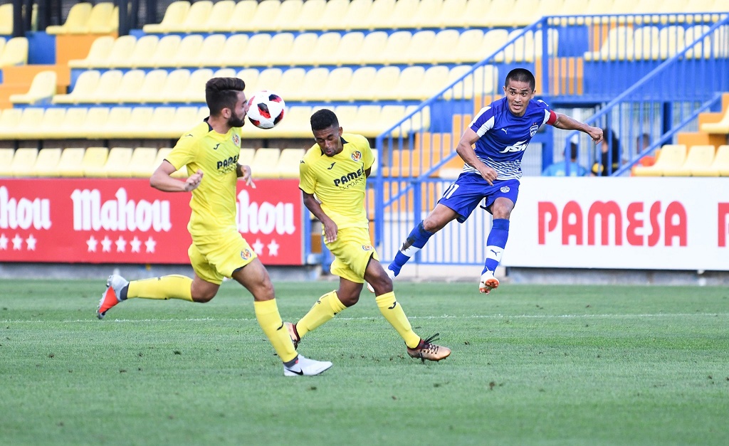 Duel Sunil Chhetri Bersama 2 Pemain Lawan