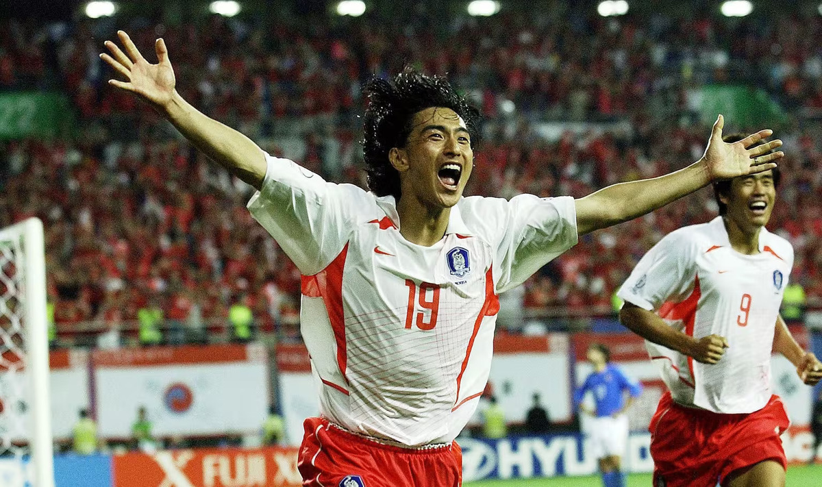 Selebrasi penggawa Timnas Korea Selatan, Ahn Jung-hwan, usai mencetak gol ke gawang Italia di Piala Dunia 2002. (FIFA)